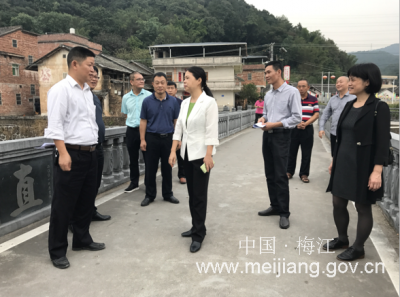 梅江区政协到西阳镇开展省定贫困村新农村示范村建设工作视察