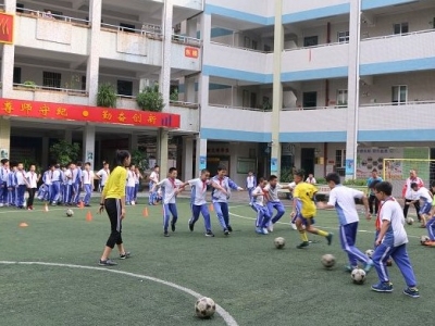一起感受足球乐趣！梅江区光远小学举行足球节