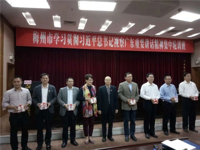 “充电”更方便！我市发放《习近平治国理政金句》口袋书