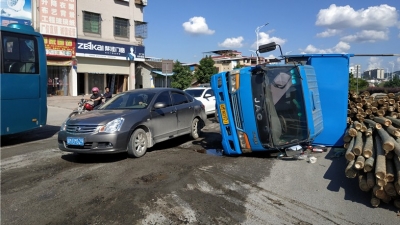 路太“坑”，这辆满载竹子的货车竟然被摇翻了！坐标：梅城环市北路