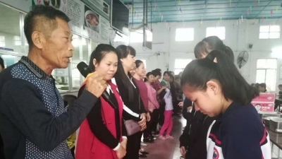 浓浓亲子情！丰顺龙山中学开展“感恩”校园亲子互动活动