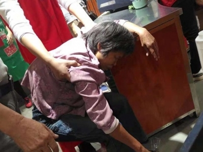 暖心守护！丰顺一老人逛超市晕倒 员工果断出手相助