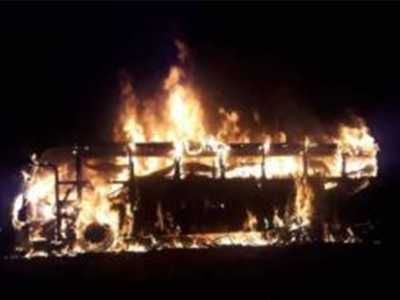 震惊！津巴布韦一辆公交车起火烧成残骸，致42人死亡
