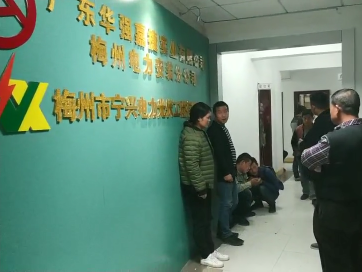 入不敷出，以命讨薪！24日晚一男子梅城跳楼轻生被劝阻