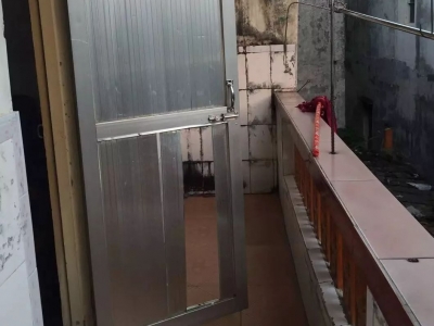 丰顺男子徒手爬上他人住宅二楼，还破门而入，只因…