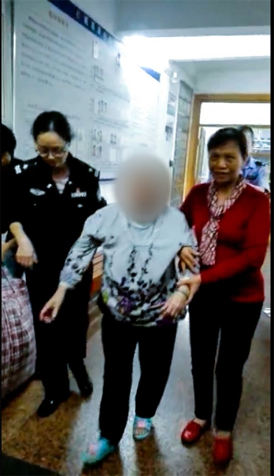 八旬老人光着脚丫流落梅城街头，幸好…