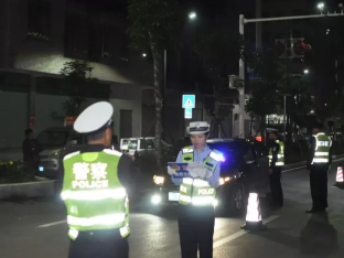 看看谁当“网红”了！大埔交警开展夜查执法网络直播行动