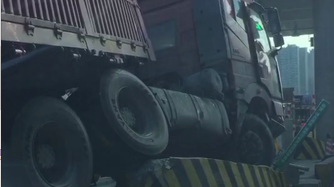 失控“爬”上隔离桩，地磅好“受伤”！梅城又见大货车闯祸