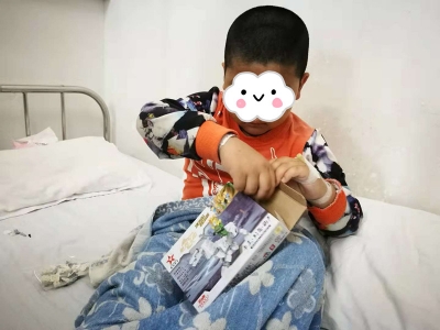 帮帮他！他才7岁，却患有重症肺炎、呼吸衰竭、肺出血…