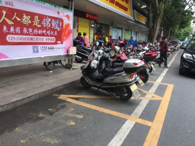梅城这个超市旁公交站频频被摩托霸占，只因“购物更方便”？