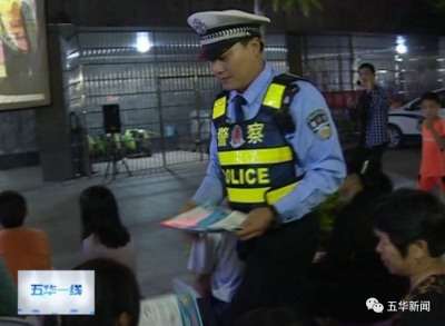 好方法！五华交警为群众“放电影”，宣传交通安全知识