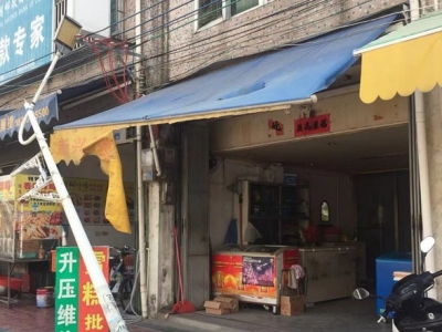 监控曝光！丰顺街头惊险一幕，SUV失控连撞三间店铺… 