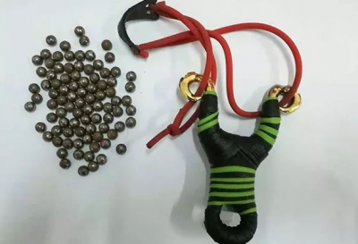 一觉醒来，沿街5辆汽车车窗均遭遇弹珠“袭击”！梅江警方展开调查...