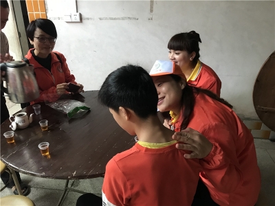 恒顺志愿者协会到梅县区探访慰问21名特困学子
