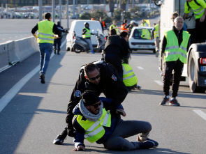 超28万法国人上街抗议马克龙，导致1人死亡227人受伤