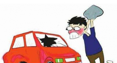 什么仇？只因车主按了声喇叭，五华男子竟当场砸车...