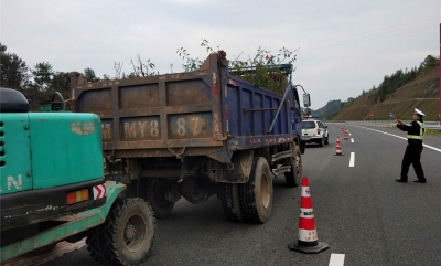 “疯狂货车”超载竟达44次！民警在梅大高速将此“违法大户”查获