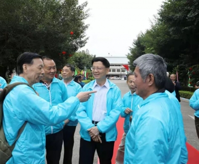 梁亮胜和30多名伙伴一起参观考察梅县区文旅产业