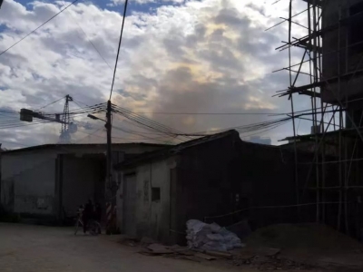 吓人！丰顺汤坑一厂房上午突发火灾，现场浓烟滚滚