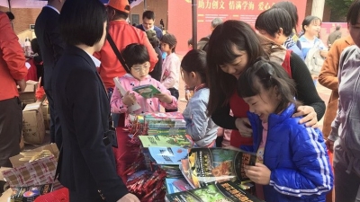 梅县志愿者开展爱心义卖  收获万元资助困难学子