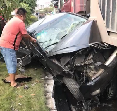 监控曝光！梅城一小车惨遭大货车“挤压”，面目全非...