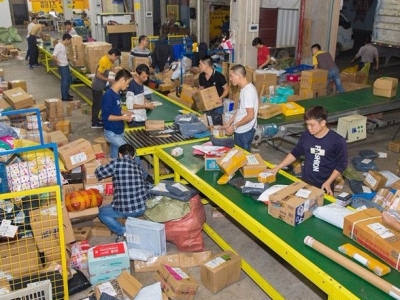 辣评丨让快递员享有职业荣誉感尊严感