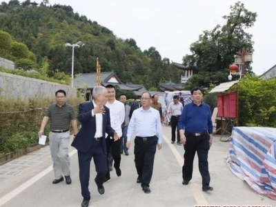 余其豹在熙和湾现场办公要求：落实暖企措施助推民企做强做优