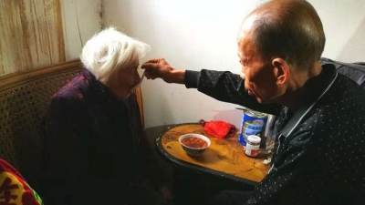 一人撑起一个家：梅县孝子十年如一日照料九旬母亲