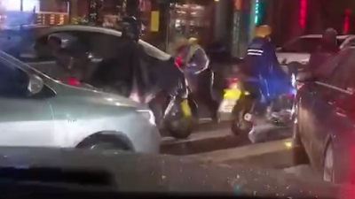 雨中的动人风景线！梅城交警蜀黍一个暖心举动获市民点赞