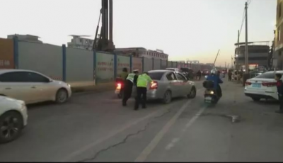 正能量！高峰期小车路中抛锚，梅城交警变身“推车哥”