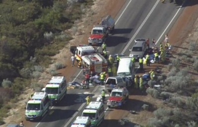 载中国游客小巴在澳大利亚遇交通事故，已致3死多伤