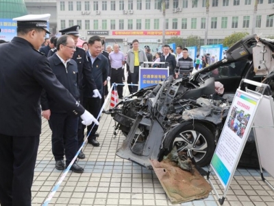 血淋淋的警示，把事故车辆搬上展区！兴宁举行“交通安全日”主题活动