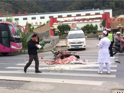 货车撼摩托！梅江区西阳镇发生交通事故，骑手当场死亡…