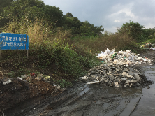 这还是路吗？梅县区槐岗村垃圾“占道”，该管管了