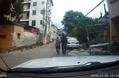 被暖到了！八旬老人街头迷路，梅江民警一路手牵手送其回家