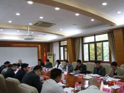 余其豹主持召开兴宁市委理论学习中心组专题会议