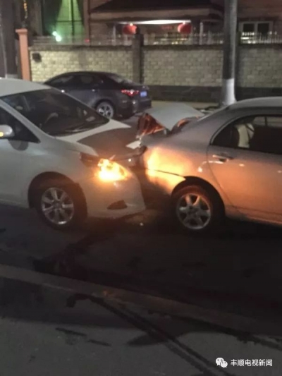 三车连环碰撞受损，事发丰顺汤坑河滨路段，无人员伤亡