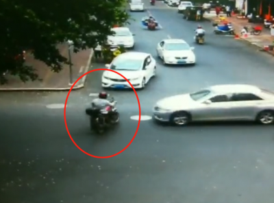 警示！监控曝光梅县区一摩托车被撞飞，这些安全技能你需要知道