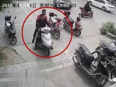 视频曝光！丰顺有人网吧门口偷摩托，不到一分钟就得手