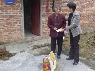 五华县妇联携手企业开展“送温暖 献爱心”巾帼志愿服务活动