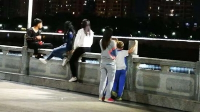 不怕掉水里？梅城亲水公园石护栏被当成了凳子