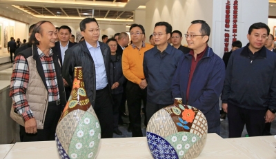 下午，书记市长一起逛文博会，感受梅州文创好氛围！一起围观