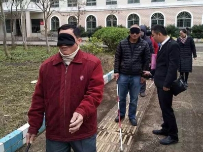 迈开融入社会第一步！梅县区残联举办盲人定向行走培训班