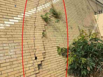 附近施工致小区围墙裂开？梅城这里的业主“心惊惊”…