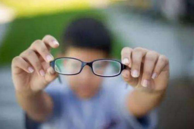 广东：严控“小眼镜”，小学一二年级不布置书面家庭作业