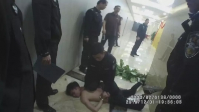 摊上大事了！梅城一男子醉酒闹事还殴打警察，当场被制服