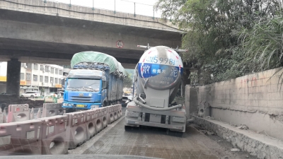 大车挤小车，小车挤摩托！这条国道在梅县城东竹洋段“肠梗塞”