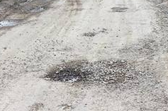 坑洼、积水、泥泞…梅城这条便道让路过市民“不能忍”