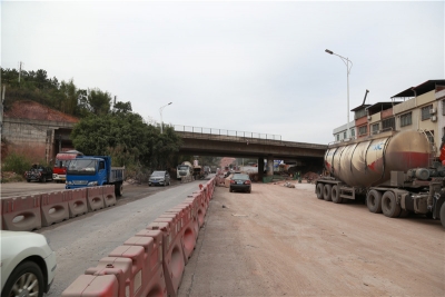 设路障半年通行隐患大！205国道这段路为啥施工这么慢