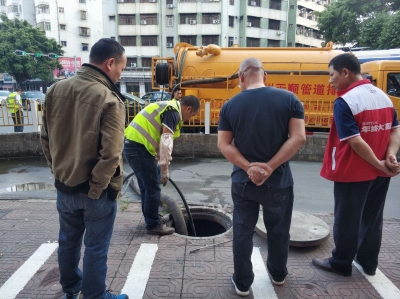 梅城这个地方污水外溢人人怨，还好他们快速出手！